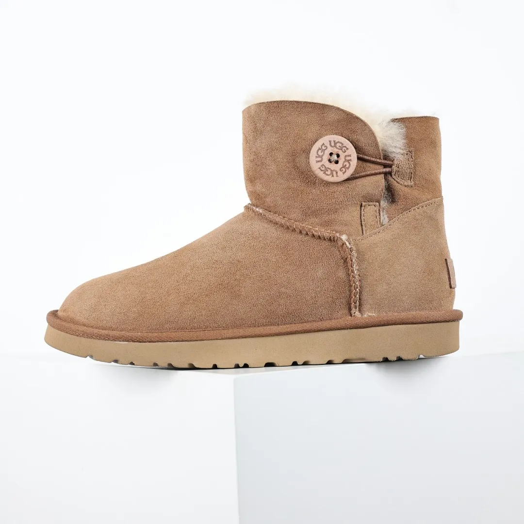 Pick up locally 💰560 Core recommended good price It is a very suitable choice for home furnishings. In the new year, uug launched a series of styles, which are partial to the preferences of young consumers and have also moved to the forefront of fashion trends. Shoe body material: water-repellent coated suede upper, 17 mm UGGPURE™ implantable wool insole, lightweight non-slip and comfortable rubber outsole, with brand LOGO and trademark, with full packaging Size: 35 36 37 38 39 40